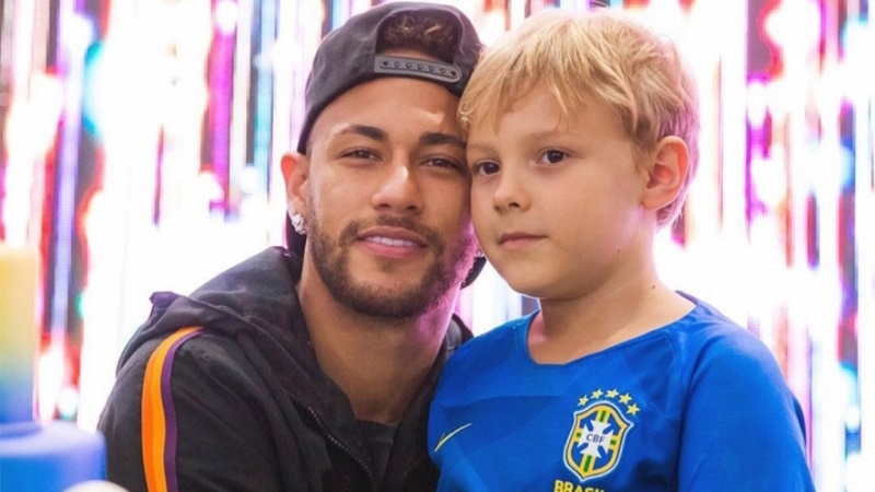 Neymar rất tình cảm bên cạnh người con trai